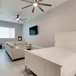 Holiday home 3bd -rooftop Escape- Steps From The Gulch Fun