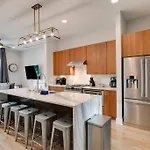 Holiday home 3bd -rooftop Escape- Steps From The Gulch Fun *