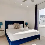 Holiday home Epic Location- Steps From 12th S, Sleep12 *