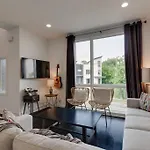 Holiday home Epic Location- Steps From 12th S, Sleep12