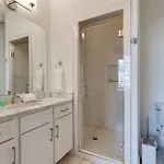 Holiday home Epic Location- Steps From 12th S, Sleep12