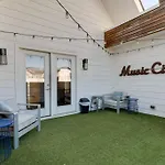 Epic Location- Steps From 12th S, Sleep12 Holiday home Nashville