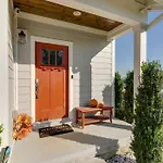 3 Bedroom Home- Huge Yard For Pets 4 Miles To Broadway