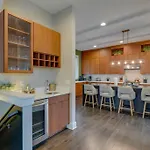 Luxury Townhome! Rooftop-game Room! Near Broadway!
