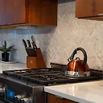 Luxury Townhome! Rooftop-game Room! Near Broadway! Holiday home