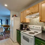 Close To Broadway Sleeps 10 With Pool Table!