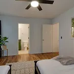 Close To Broadway Sleeps 10 With Pool Table!