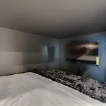 Apartment Luxury Balcony Retreat • Near Broadway