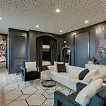 Luxury Balcony Retreat • Near Broadway Nashville