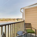Splash & Explore Riverfront Near Broadway Apartment *