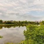 Splash & Explore Riverfront Near Broadway Apartment