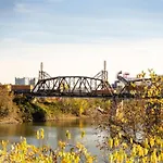 Splash & Explore Riverfront Near Broadway Apartment