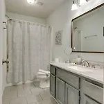 Beautiful 3 Bedroom- Free Parking 2m To Broadway Apartment