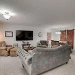 Beautiful 3 Bedroom- Free Parking 2m To Broadway Apartment Nashville