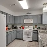 Beautiful 3 Bedroom- Free Parking 2m To Broadway *