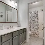 Beautiful 3 Bedroom- Free Parking 2m To Broadway *