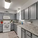 Beautiful 3 Bedroom- Free Parking 2m To Broadway