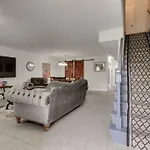 Beautiful 3 Bedroom- Free Parking 2m To Broadway Apartment