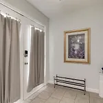 Beautiful 3 Bedroom- Free Parking 2m To Broadway Apartment *