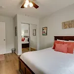 Beautiful 3 Bedroom- Free Parking 2m To Broadway Apartment Nashville