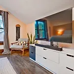 Holiday home Bright In Hip East Walk To 5 Points - Only 2 Miles To Downtown