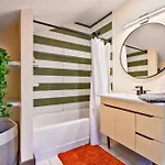 Bright In Hip East Walk To 5 Points - Only 2 Miles To Downtown * Nashville