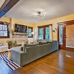 Holiday home Bright In Hip East Walk To 5 Points - Only 2 Miles To Downtown *
