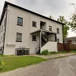Bohemian Retreat Sleeps 6, Two Miles From Broadway!