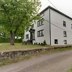 Bohemian Retreat Sleeps 6, Two Miles From Broadway!