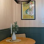 Sleep 8 In Our Cozy Colonial 2miles From Broadway *