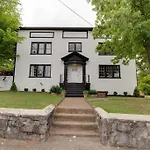 Sleep 8 In Our Cozy Colonial 2Miles From Broadway