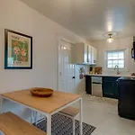 Southern Charmer Close To Broadway Sleeps 8