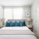 With En-suite Bath, Tv & Blackout Shades Holiday home