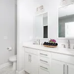 Holiday home With En-suite Bath, Tv & Blackout Shades *