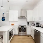 With En-suite Bath, Tv & Blackout Shades Holiday home