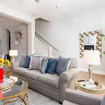 With En-suite Bath, Tv & Blackout Shades Nashville