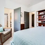 Rooftop, Walk To Restaurants, Printers Alley, Downtown Holiday home Nashville