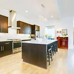 Rooftop, Walk To Restaurants, Printers Alley, Downtown Holiday home *