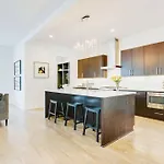 Rooftop, Walk To Restaurants, Printers Alley, Downtown Holiday home *