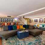 Honky Tonk Bar, Minutes To Airport & Broadway Holiday home Nashville