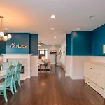 Views, Under 2mi Broadway, Gated Parking Holiday home