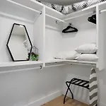 Stylish 3 Bed Retreat, Rooftop, Parking, Sleeps 10, Ensuite Baths, Bunk Room, Gourmet Kitchen, Cozy Living Space, Rooftop Views & Fire Table, Near Downtown, Distilleries & Marathon Village, 24 Hr Hospitality Holiday home Nashville