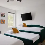 Stylish 3 Bed Retreat, Rooftop, Parking, Sleeps 10, Ensuite Baths, Bunk Room, Gourmet Kitchen, Cozy Living Space, Rooftop Views & Fire Table, Near Downtown, Distilleries & Marathon Village, 24 Hr Hospitality * Nashville