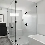 Stylish 3 Bed Retreat, Rooftop, Parking, Sleeps 10, Ensuite Baths, Bunk Room, Gourmet Kitchen, Cozy Living Space, Rooftop Views & Fire Table, Near Downtown, Distilleries & Marathon Village, 24 Hr Hospitality