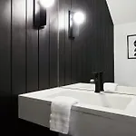 Stylish 3 Bed Retreat, Rooftop, Parking, Sleeps 10, Ensuite Baths, Bunk Room, Gourmet Kitchen, Cozy Living Space, Rooftop Views & Fire Table, Near Downtown, Distilleries & Marathon Village, 24 Hr Hospitality Holiday home