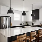 Holiday home Stylish 3 Bed Retreat, Rooftop, Parking, Sleeps 10, Ensuite Baths, Bunk Room, Gourmet Kitchen, Cozy Living Space, Rooftop Views & Fire Table, Near Downtown, Distilleries & Marathon Village, 24 Hr Hospitality Nashville