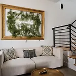 Stylish 3 Bed Retreat, Rooftop, Parking, Sleeps 10, Ensuite Baths, Bunk Room, Gourmet Kitchen, Cozy Living Space, Rooftop Views & Fire Table, Near Downtown, Distilleries & Marathon Village, 24 Hr Hospitality Nashville
