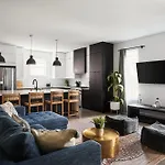 Holiday home Stylish 3 Bed Retreat, Rooftop, Parking, Sleeps 10, Ensuite Baths, Bunk Room, Gourmet Kitchen, Cozy Living Space, Rooftop Views & Fire Table, Near Downtown, Distilleries & Marathon Village, 24 Hr Hospitality