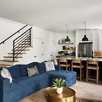 Holiday home Stylish 3 Bed Retreat, Rooftop, Parking, Sleeps 10, Ensuite Baths, Bunk Room, Gourmet Kitchen, Cozy Living Space, Rooftop Views & Fire Table, Near Downtown, Distilleries & Marathon Village, 24 Hr Hospitality Nashville