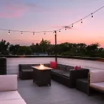 Stylish 3 Bed Retreat, Rooftop, Parking, Sleeps 10, Ensuite Baths, Bunk Room, Gourmet Kitchen, Cozy Living Space, Rooftop Views & Fire Table, Near Downtown, Distilleries & Marathon Village, 24 Hr Hospitality * Nashville